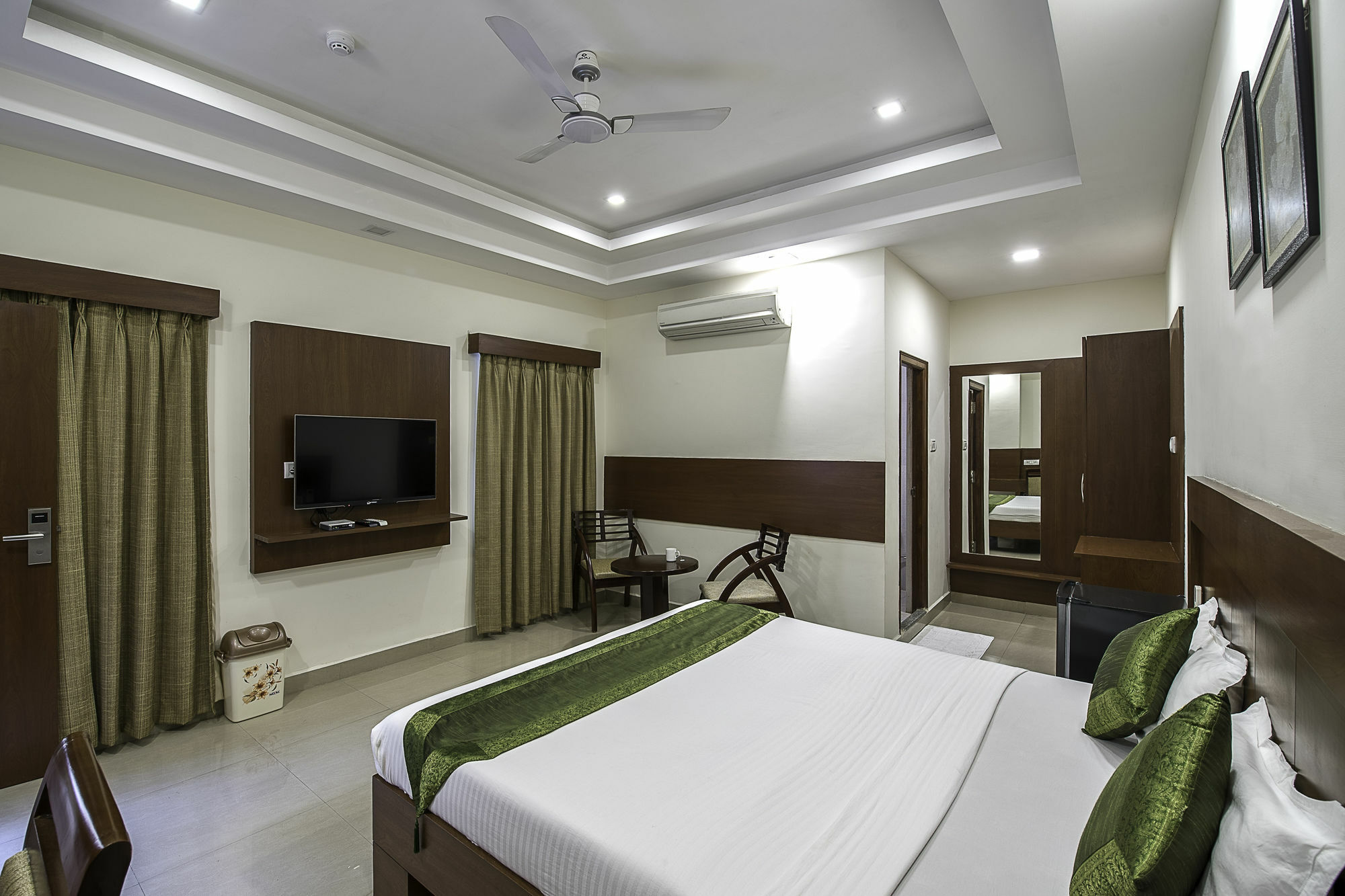 Treebo Trend Hotel Jp Plaza Nampally Hyderabad Eksteriør billede