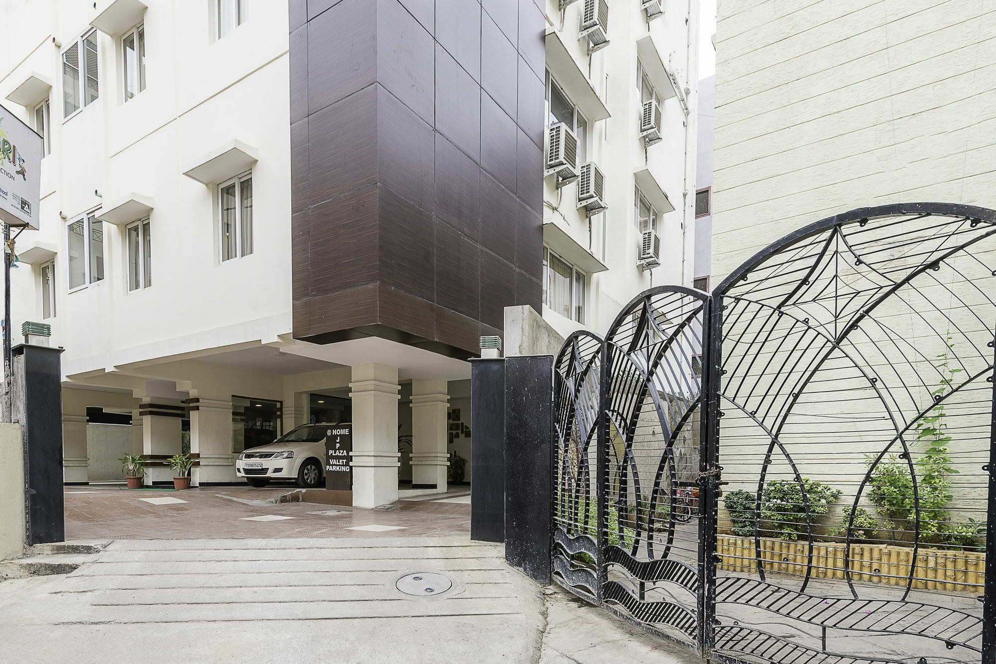 Treebo Trend Hotel Jp Plaza Nampally Hyderabad Eksteriør billede