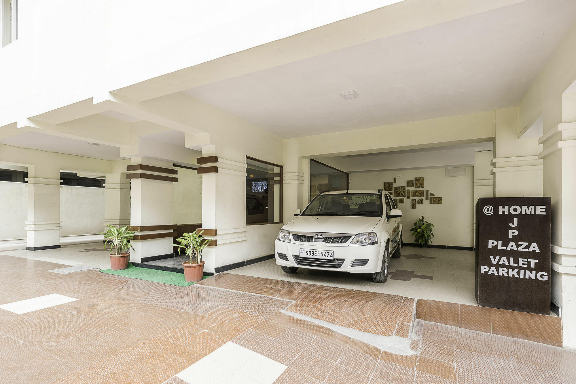 Treebo Trend Hotel Jp Plaza Nampally Hyderabad Eksteriør billede